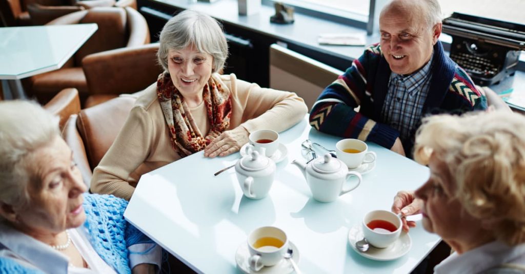 ouderen samen koffie drinken